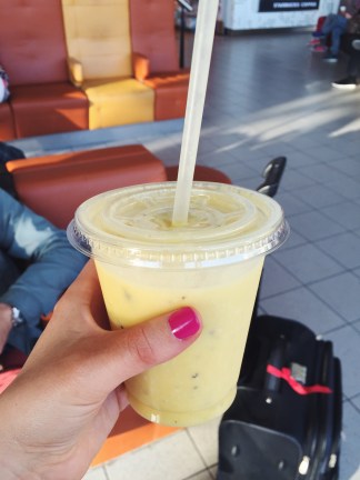 Nog even een smoothie voordat het vliegtuig vertrekt