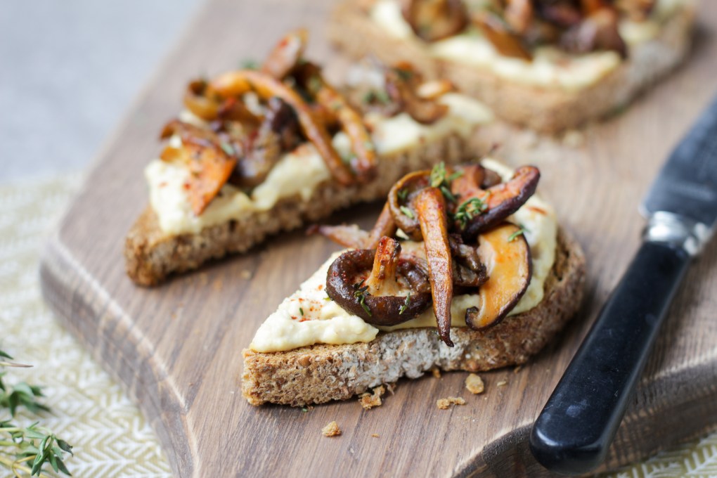 toast-hummus-paddestoelen-personal-foodcoaching