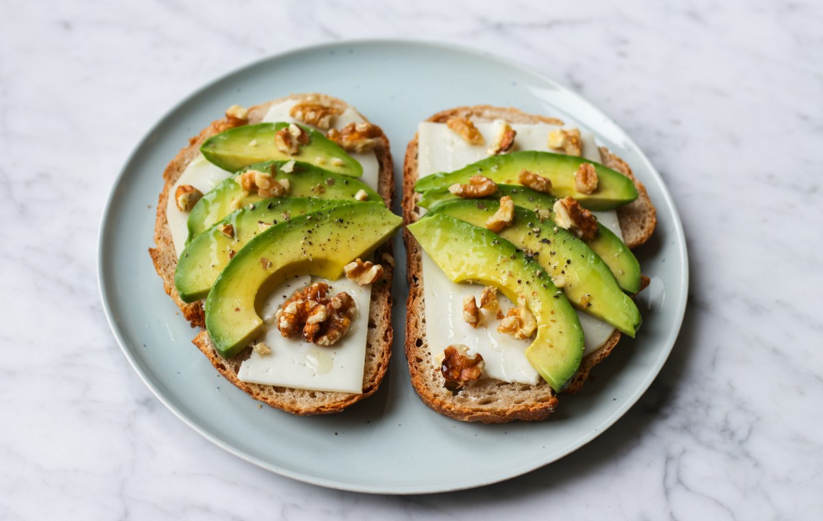 toast-avocado-geitenkaas-walnoten-honing-personal-foodcoaching